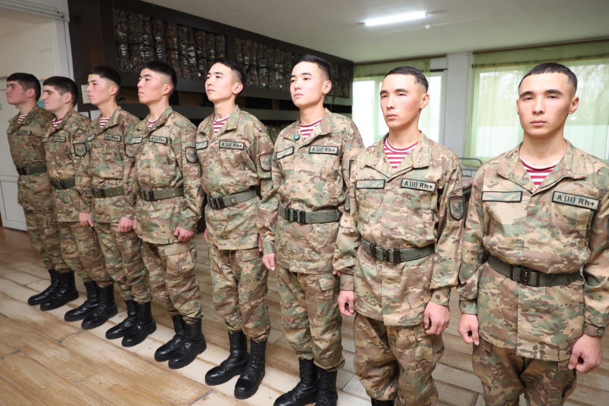 Четыре пары братьев-близнецов проходят срочную службу в Таразе (ВИДЕО)