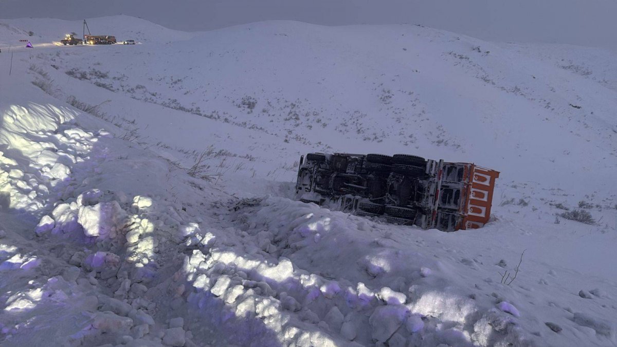 Грузовик опрокинулся на трассе в ВКО (ВИДЕО)