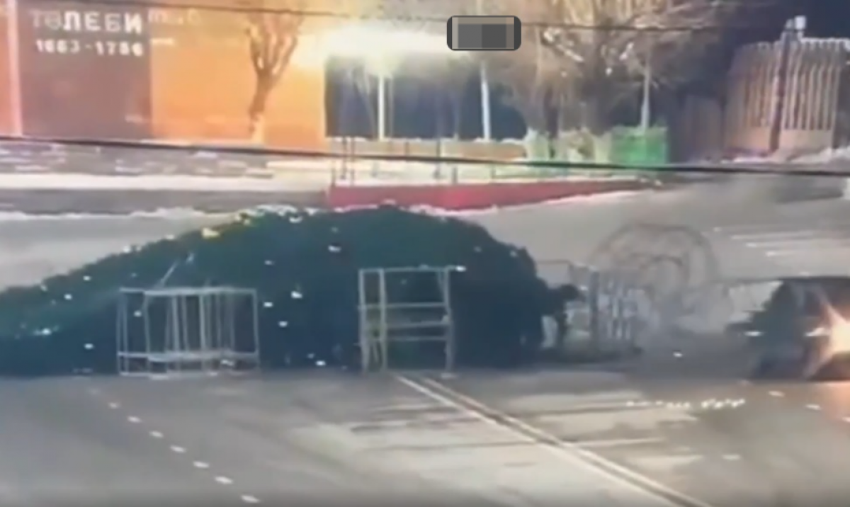 Елку на площади протаранил автомобилист в Туркестанской области