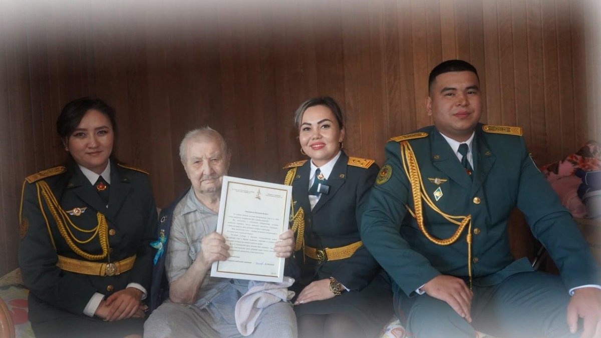 Со 102-летием поздравили фронтовика военнослужащие Алматы