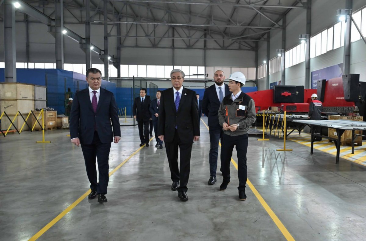 Токаев ознакомился с производством кранов и лифтов в Астане