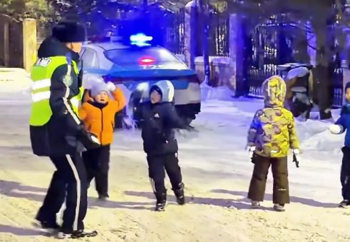 "Самое милое видео": полицейские Казахстана сыграли в снежки с детьми