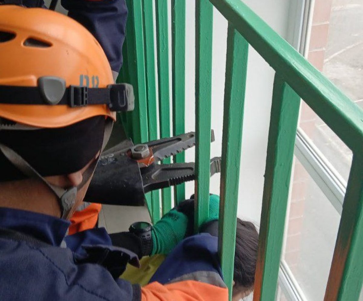 Голова ребенка оказалась зажата в железной решетке в подъезде жилого дома в Кызылорде