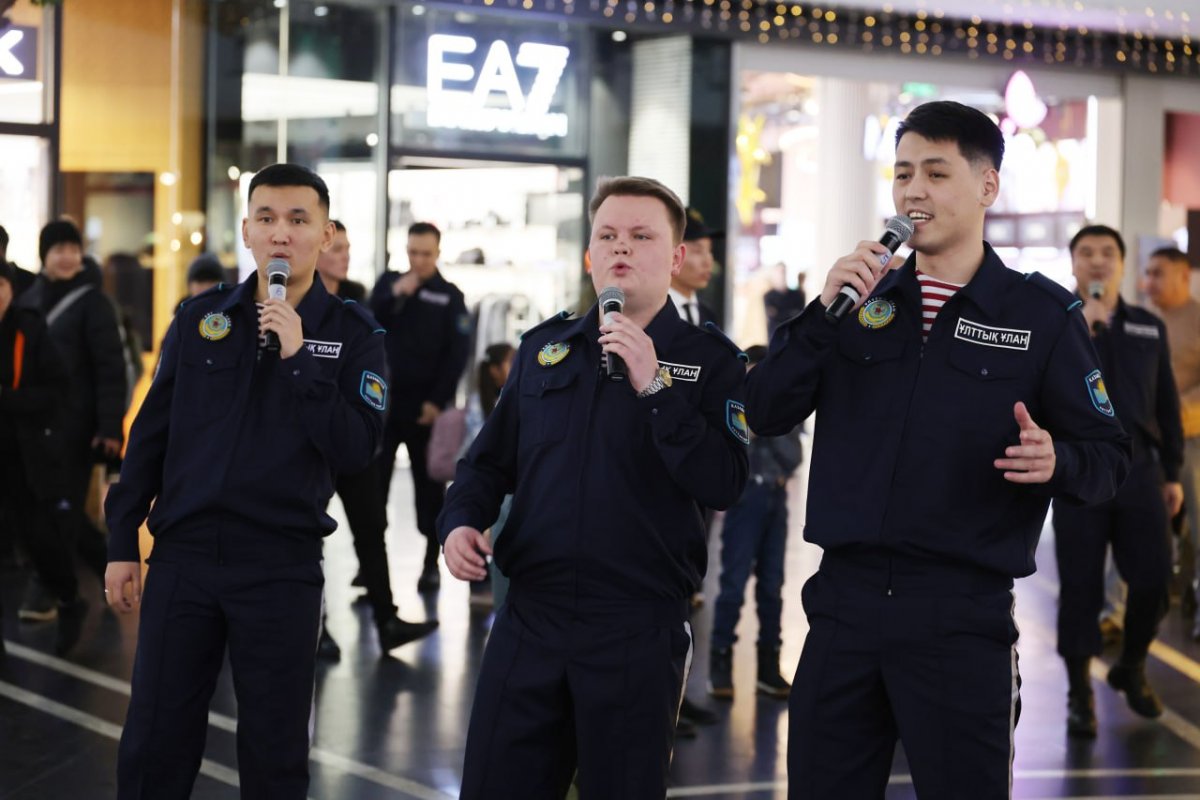 Новогодние хиты исполнили гвардейцы в ТРЦ “Хан Шатыр”