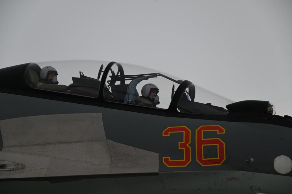 Военные посвятили полеты на самолетах Бауыржану Момышулы