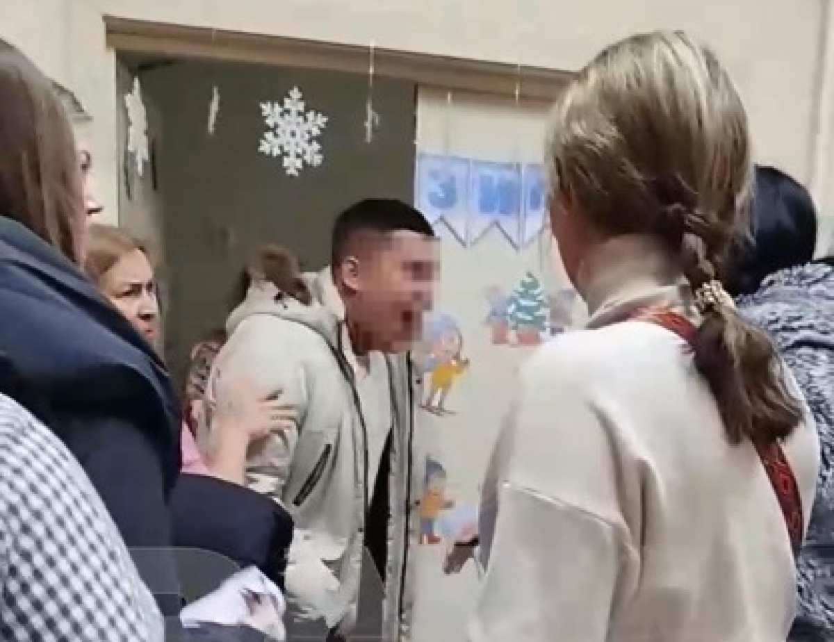 Дед Мороз не вручил подарок: нервный срыв отца обиженного ребенка обсуждают в Сети (ВИДЕО)