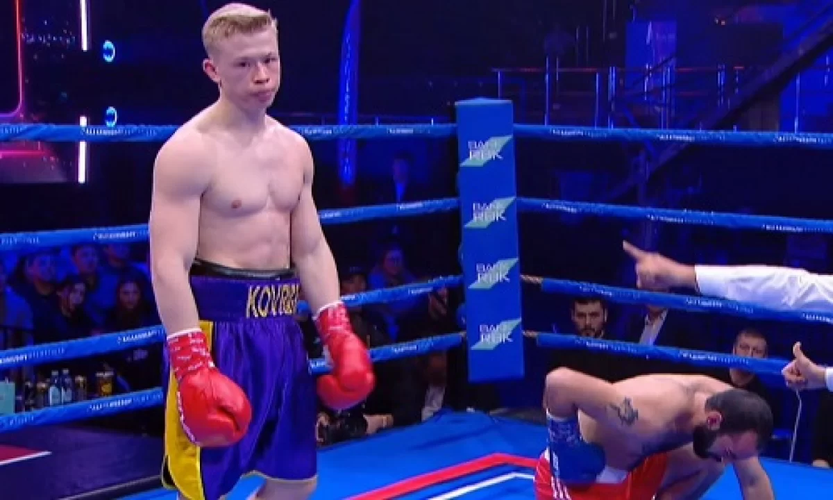 Казахстанец оформил быстрый нокаут на вечере бокса в Алматы