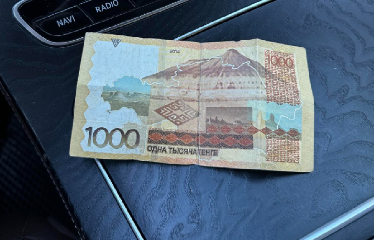 1000 тенге с необычным номером ищет нового владельца