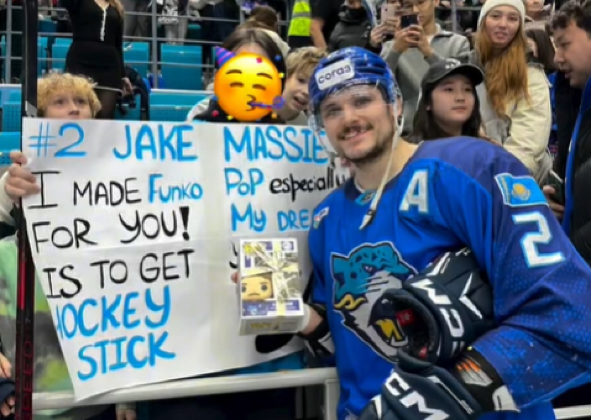 Фанатка "Барыса" получила клюшку от любимого игрока (ВИДЕО)