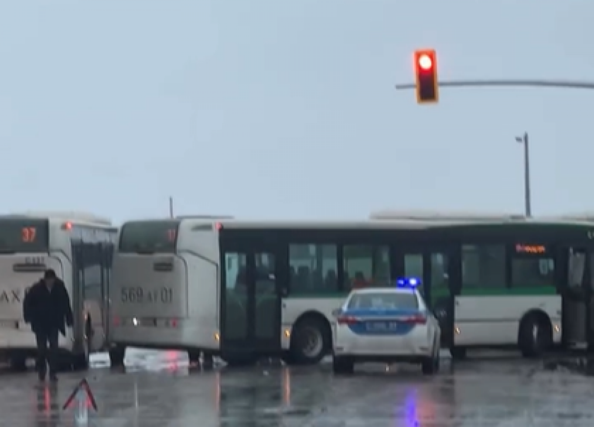 Гололед стал причиной ДТП с автобусами в Астане (ВИДЕО)