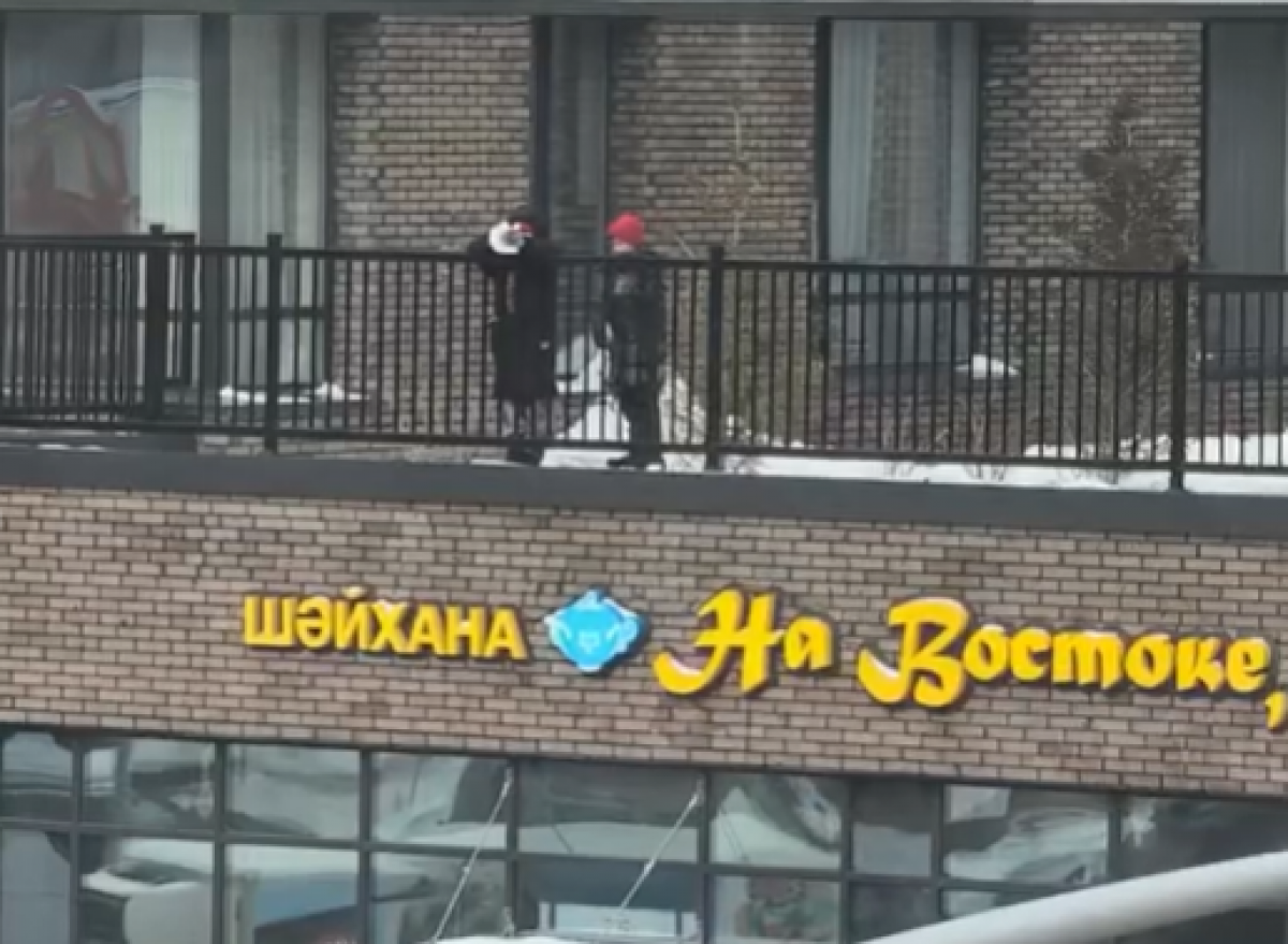 Дети бросали снег с высоты на людей в центре Астаны