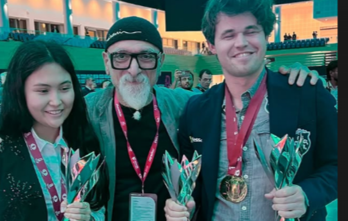 Два победителя: Бибисара Асаубаева и Магнус Карлсен появились на общем фото