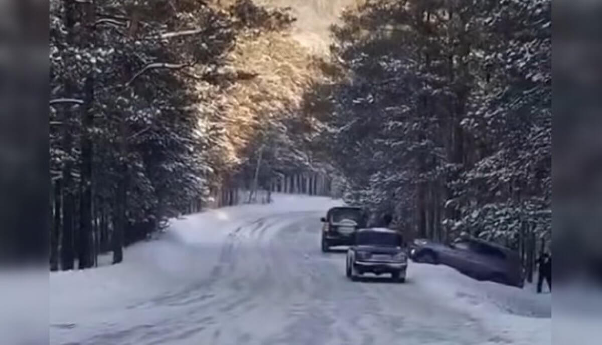 Ни крупицы песка: гости Бурабая пожаловались на состояние дороги в новогодние выходные