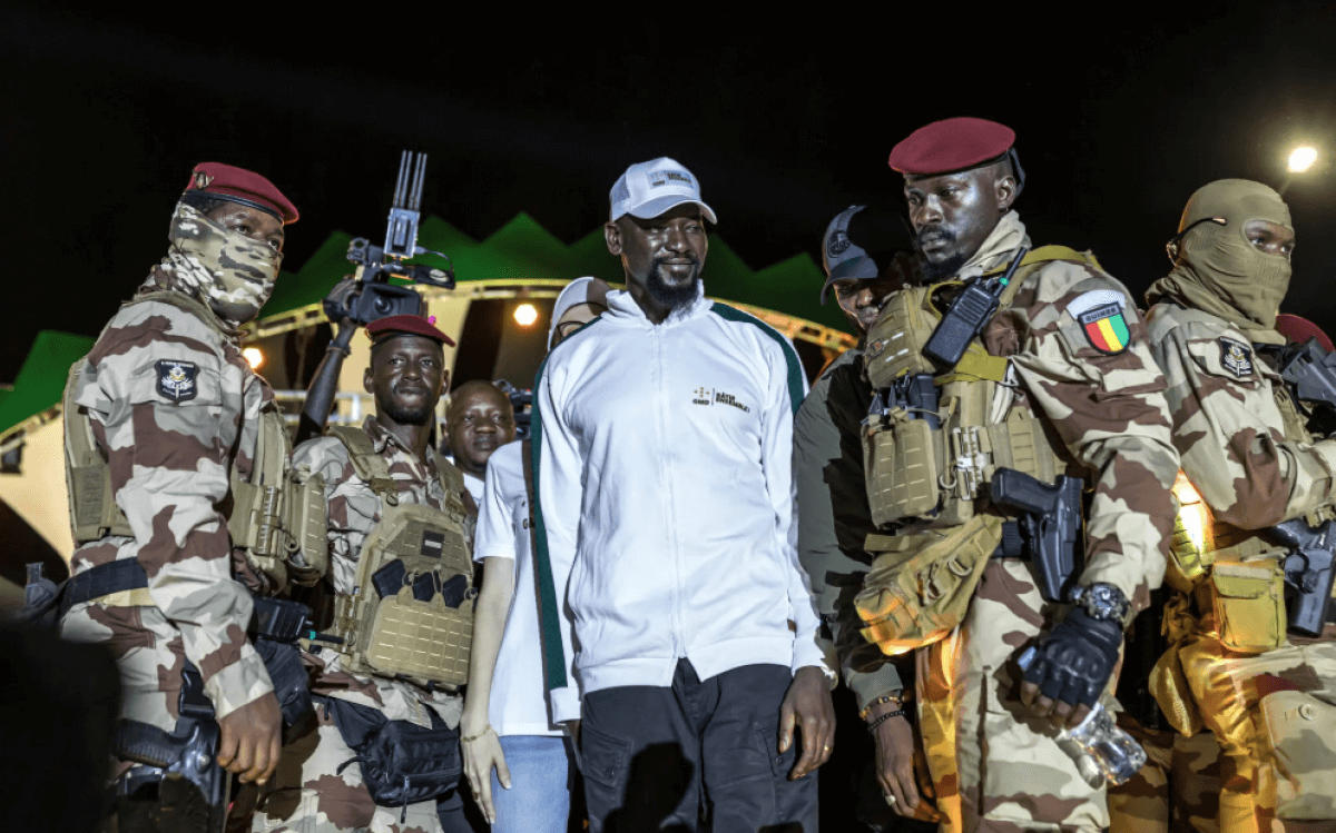 Генерал из Гвинеи выиграл на президентских выборах, запретив соперникам участвовать в гонке