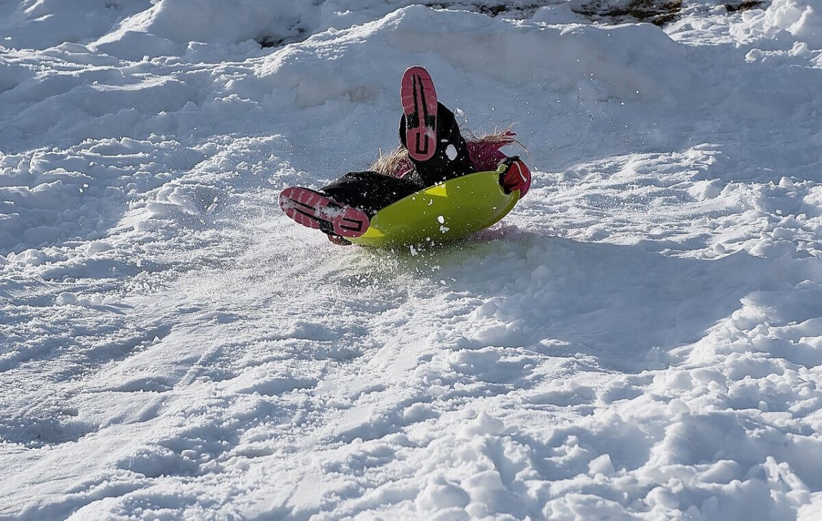 Ребенок получил травмы, скатившись с горки в Павлодаре