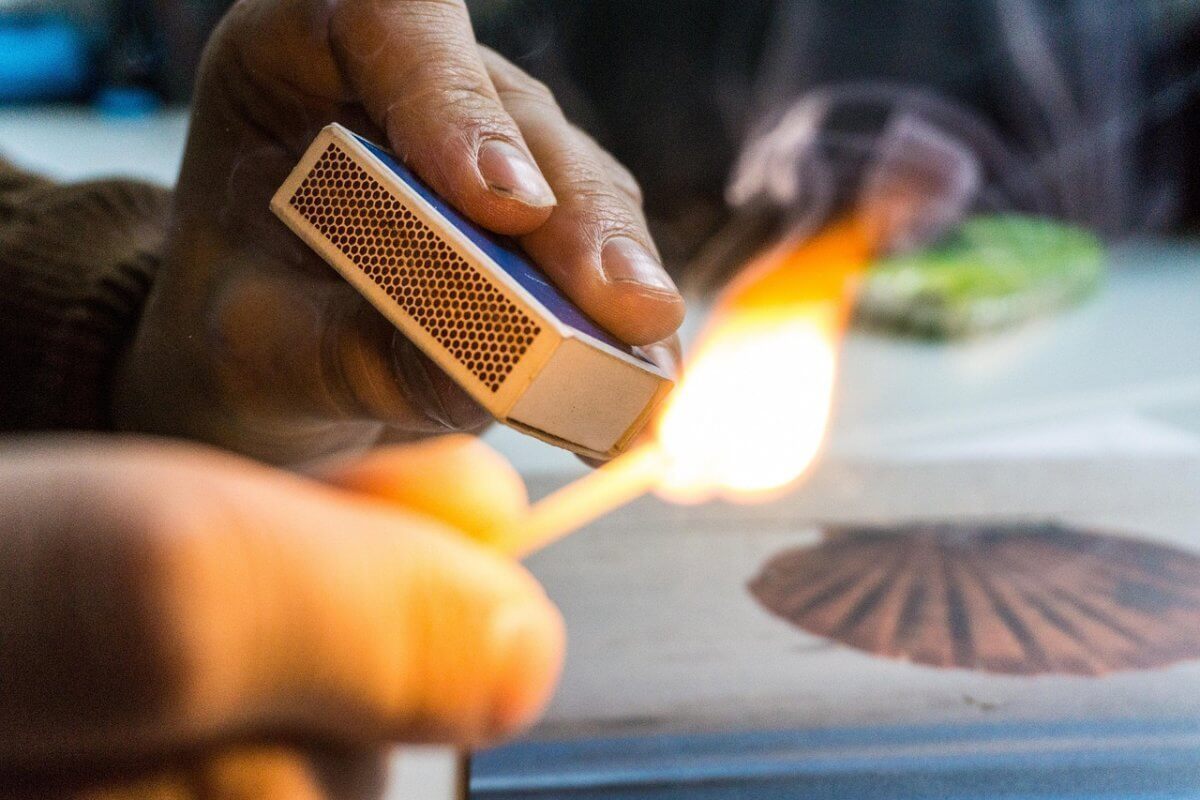 Мужчина сжег елку и украшения в подъезде дома в Темиртау (ВИДЕО)