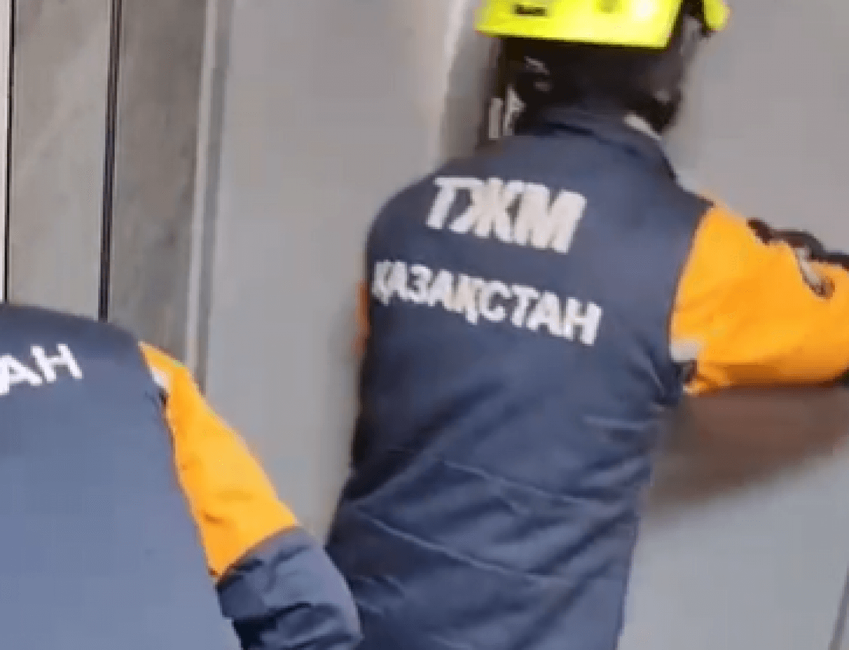 Беременная с тремя детьми застряла в лифте Астаны