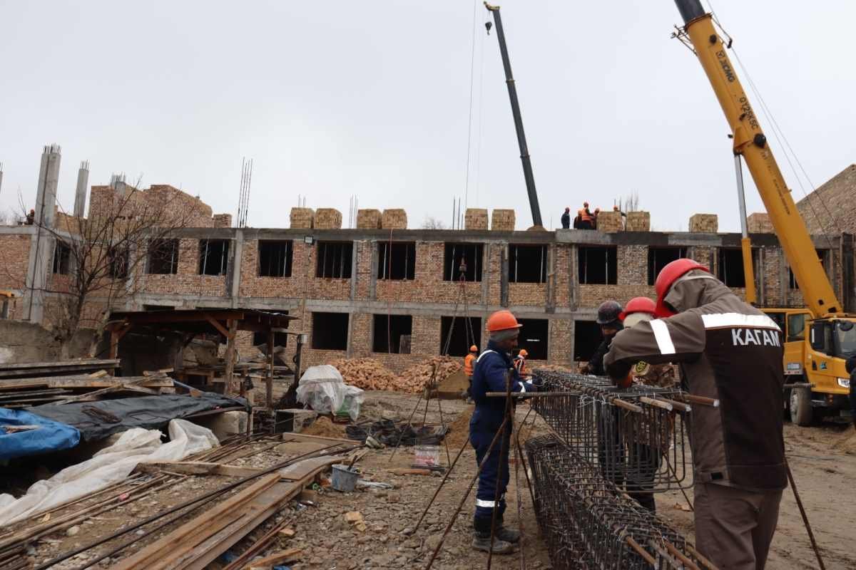 Мажилисмены проверили ход строительства нового корпуса школы в Таразе