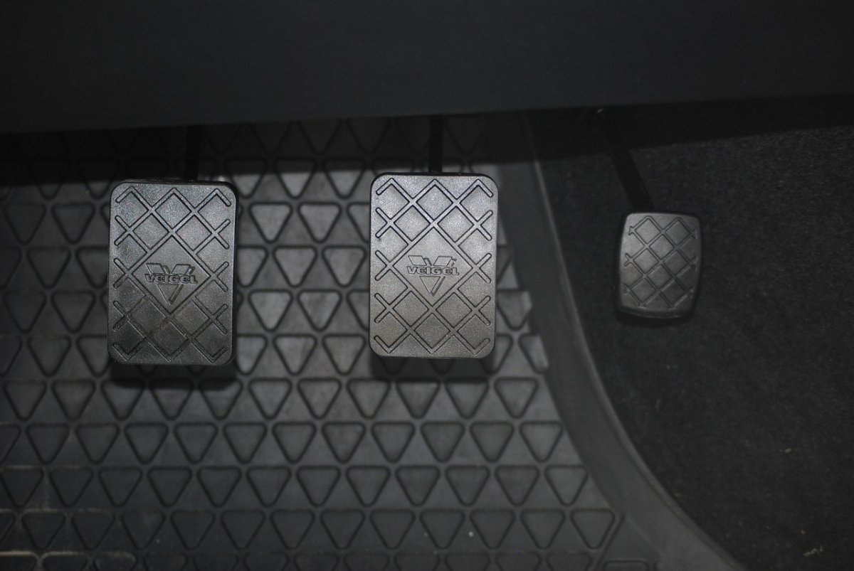 Водитель перепутал педали и снес автобусную остановку в Астане (ВИДЕО)