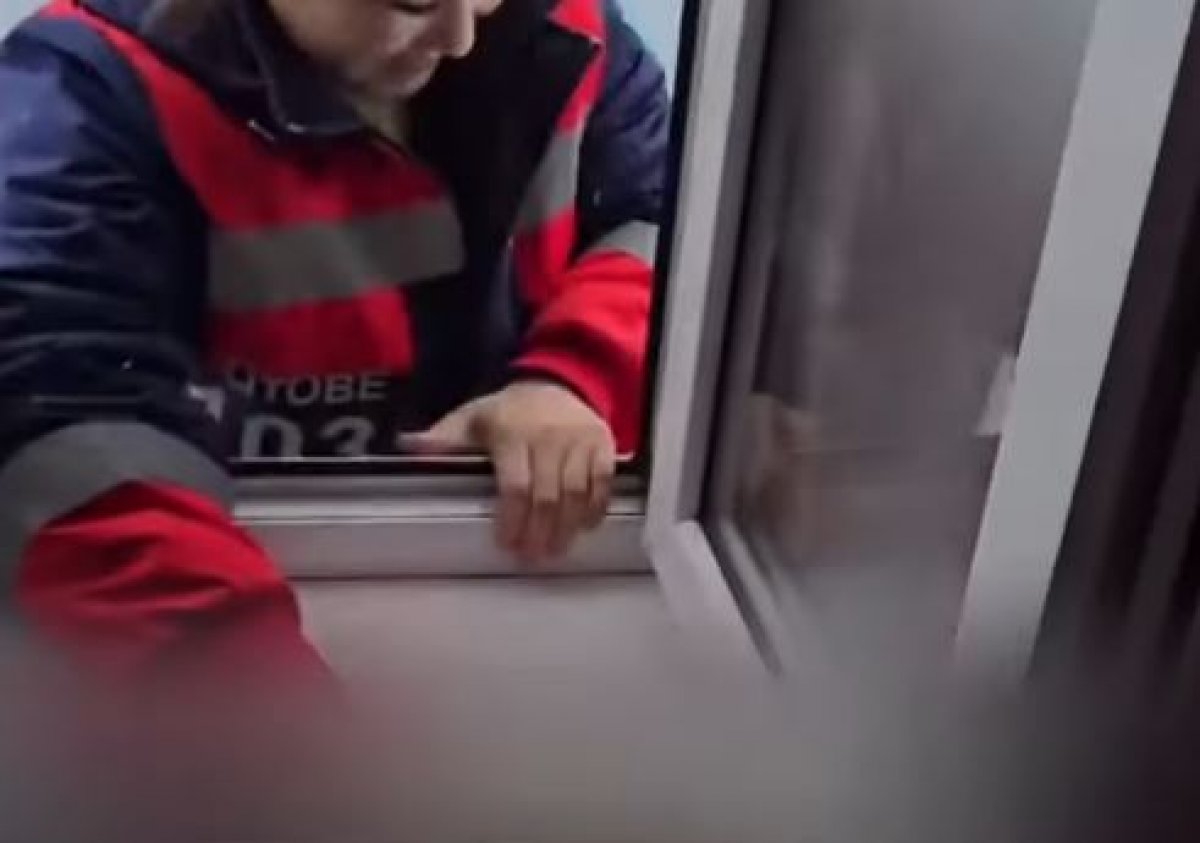 Герои в белых халатах: врачи взобрались в окно ради спасения казахстанки (ВИДЕО)