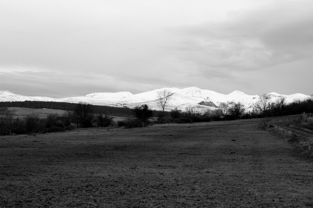 Черный снег засняли жители Сатпаева (ВИДЕО)
