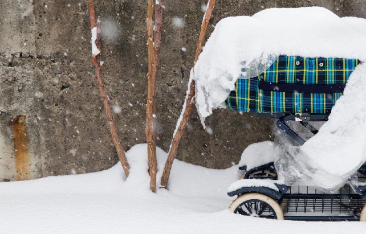 Детская коляска вспыхнула в подъезде дома в Таразе