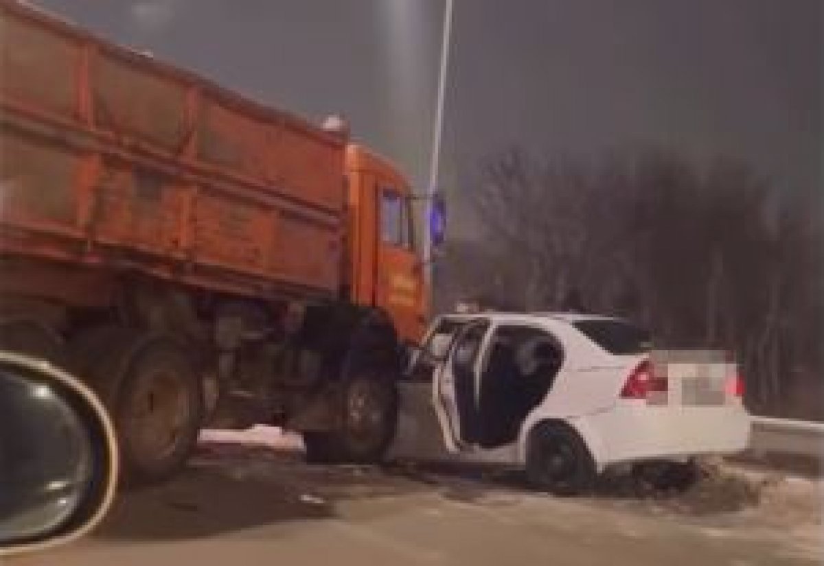 КамАЗ протаранил легковушку в Караганде (ВИДЕО)