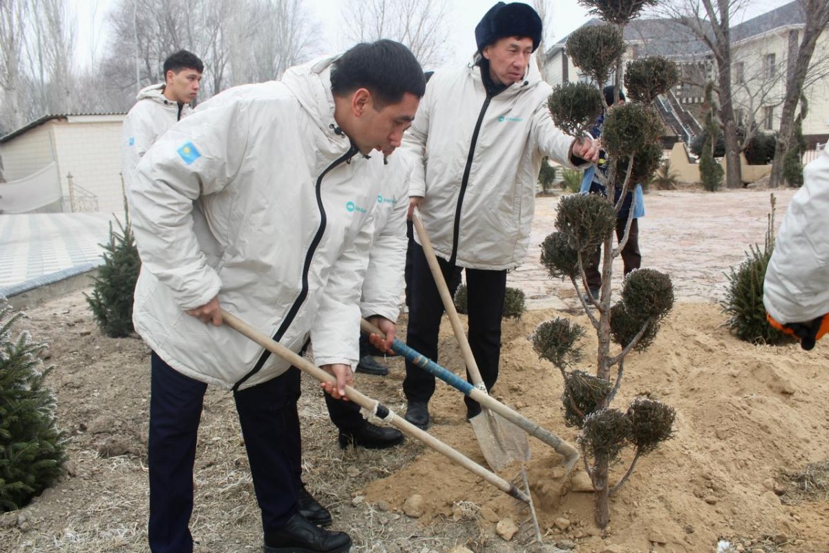 Парки и дворы очистили в рамках акции "Таза бейсенбі" в регионах Казахстана