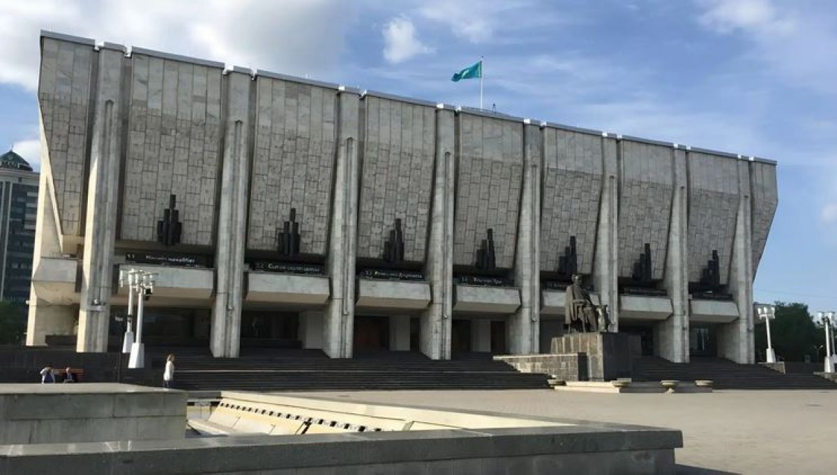 В Минкульте опровергли слухи о консервации реконструкции театра имени М. Ауэзова в Алматы