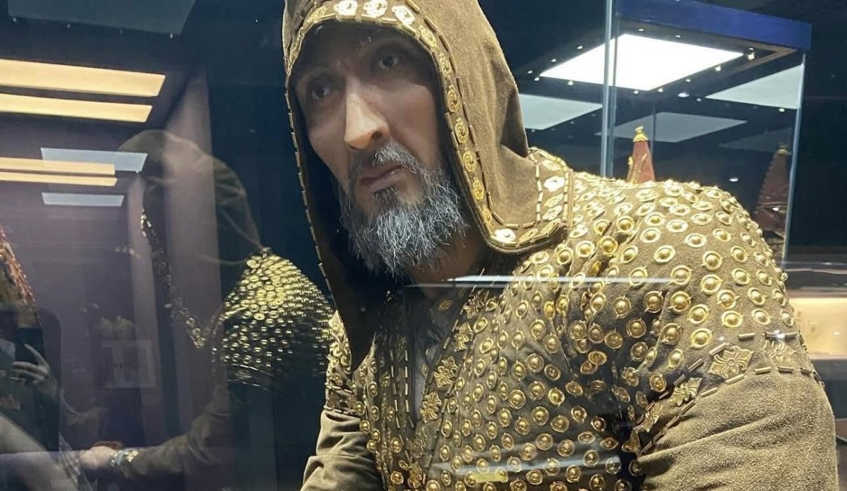 Золотого человека, созданного по образу Мурата Бисенбина, обсуждают в сети