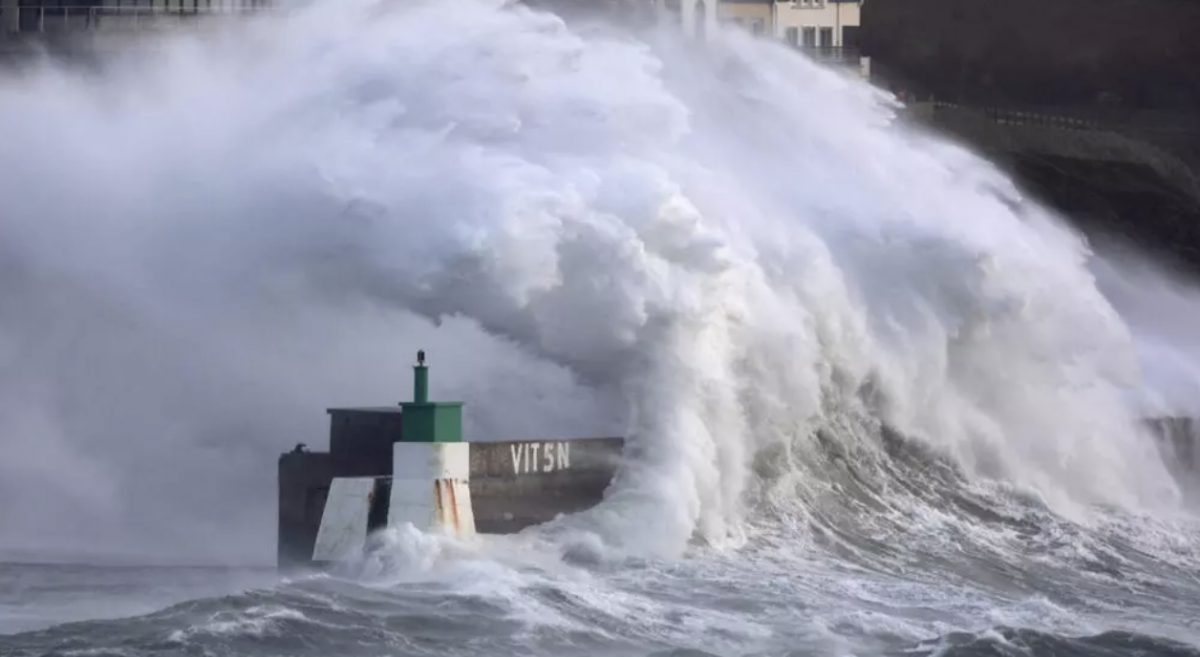 Шторм "Горетти" оставил без света тысячи домов во Франции (ВИДЕО)