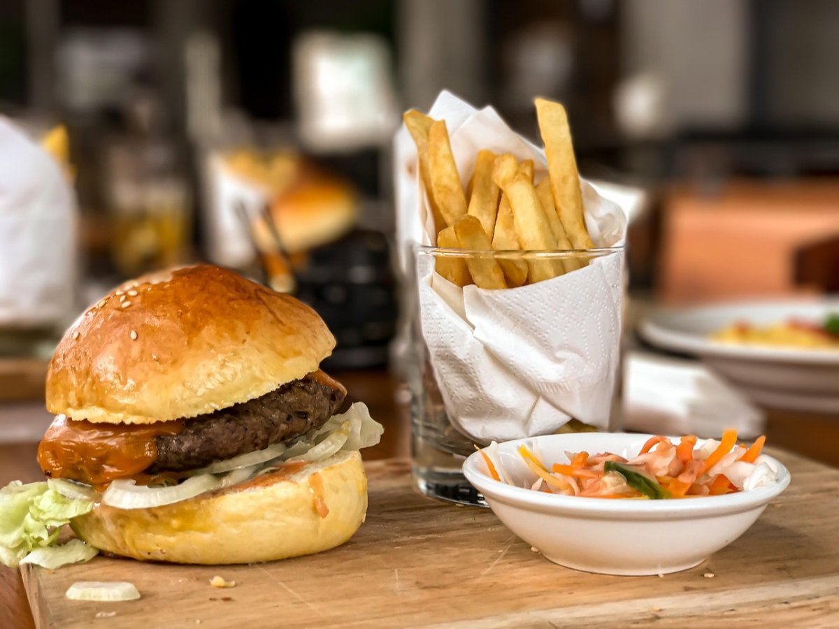 12 школьников отравились бургерами: владелице магазина объявили приговор  в Жамбылской области