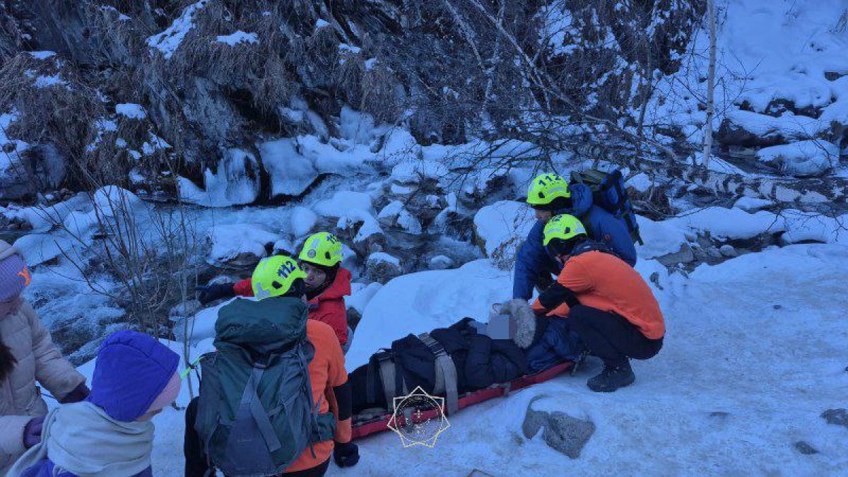 Туристку с травмой ноги спасли в горах Алматы
