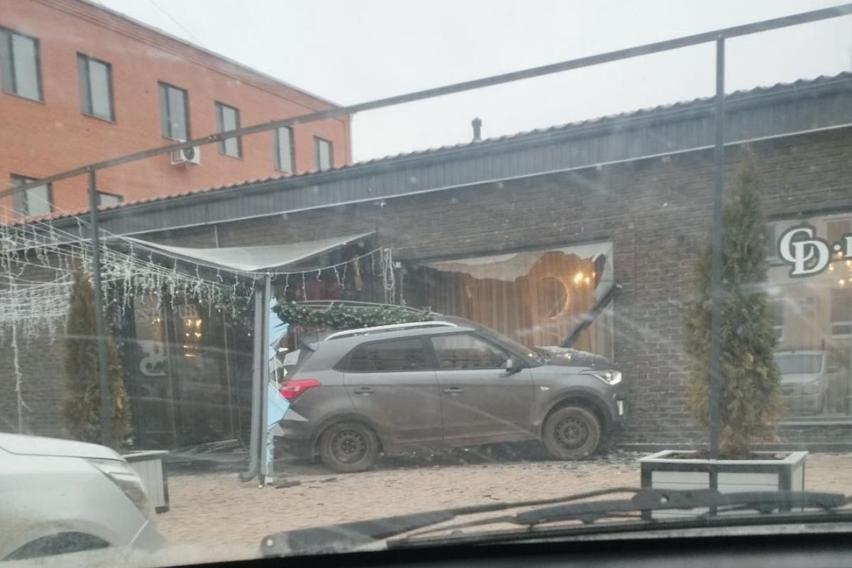 Пенсионер врезался в фасад здания в Атырау