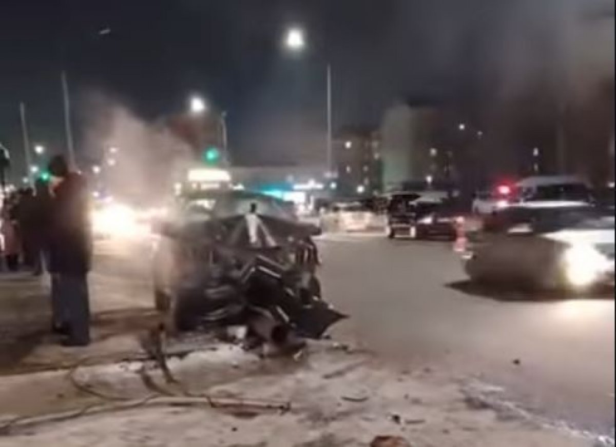 Автомобилист врезался в столб в Астане (ВИДЕО)