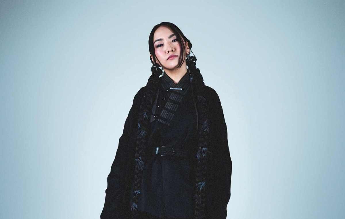 Енлик – первая артистка из Казахстана на легендарной платформе COLORS