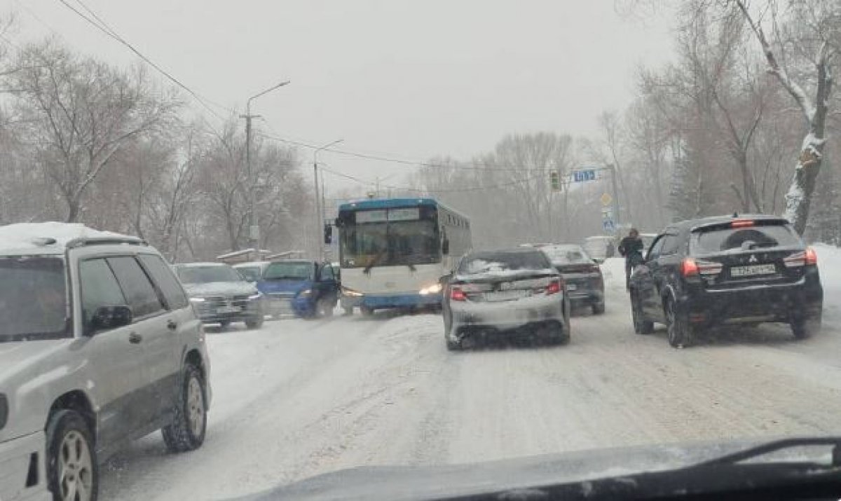 Тройное ДТП с автобусом произошло в Усть-Каменогорске