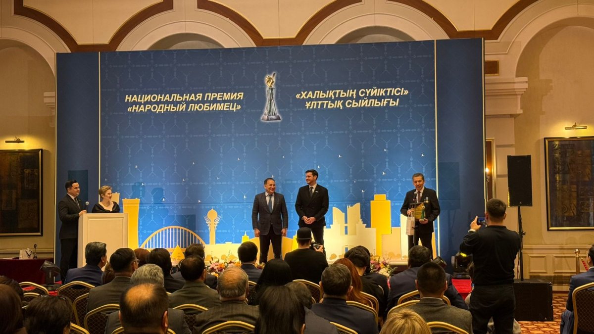 Унзила Шапак стала "Парламентарием года" на премии "Народный любимец"