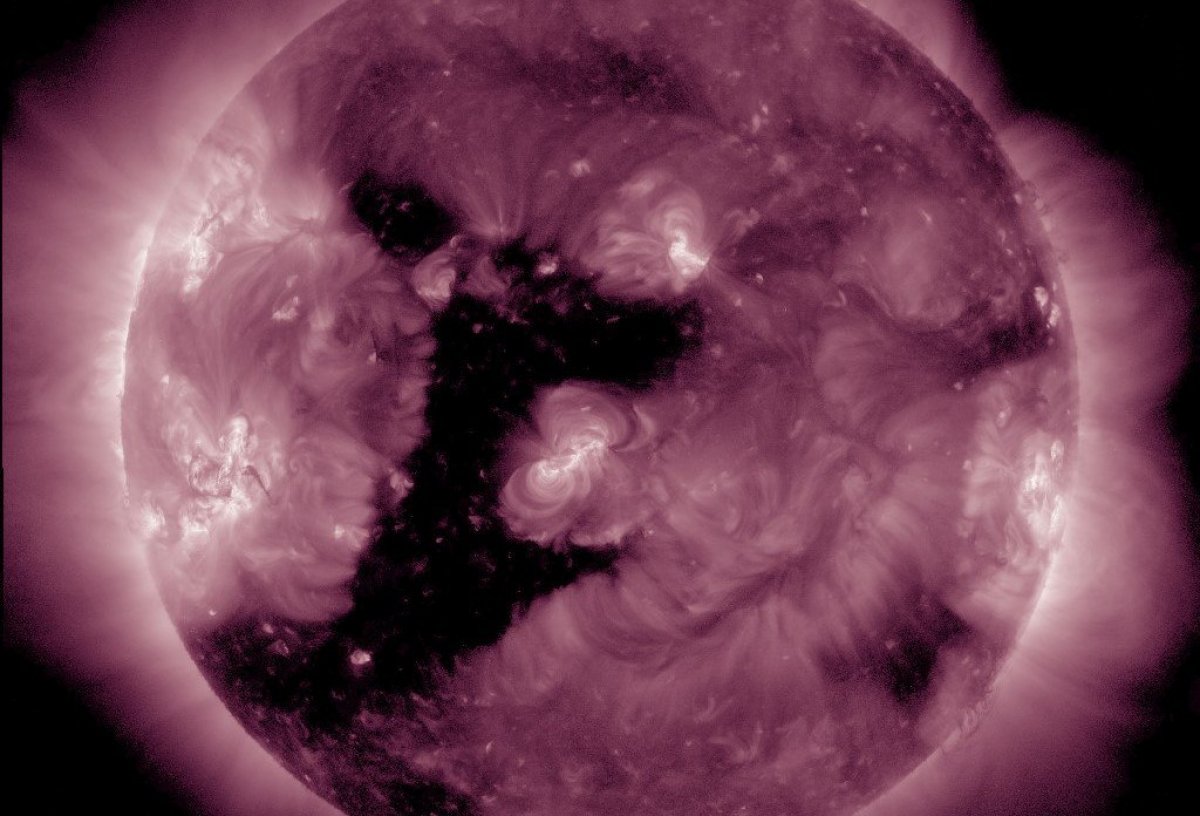 На Солнце сформировалась крупная корональная дыра необычной формы