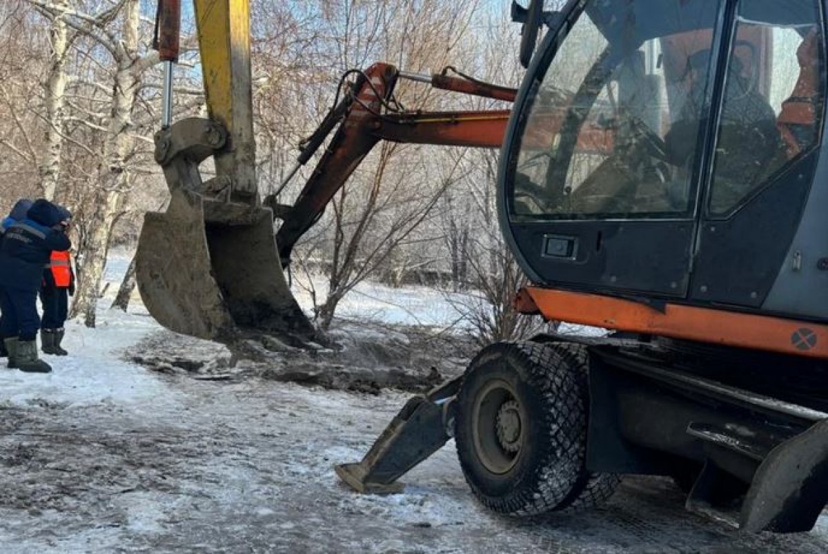 Десятки домов остались без воды: аварии на водопроводе устраняют в Усть-Каменогорске