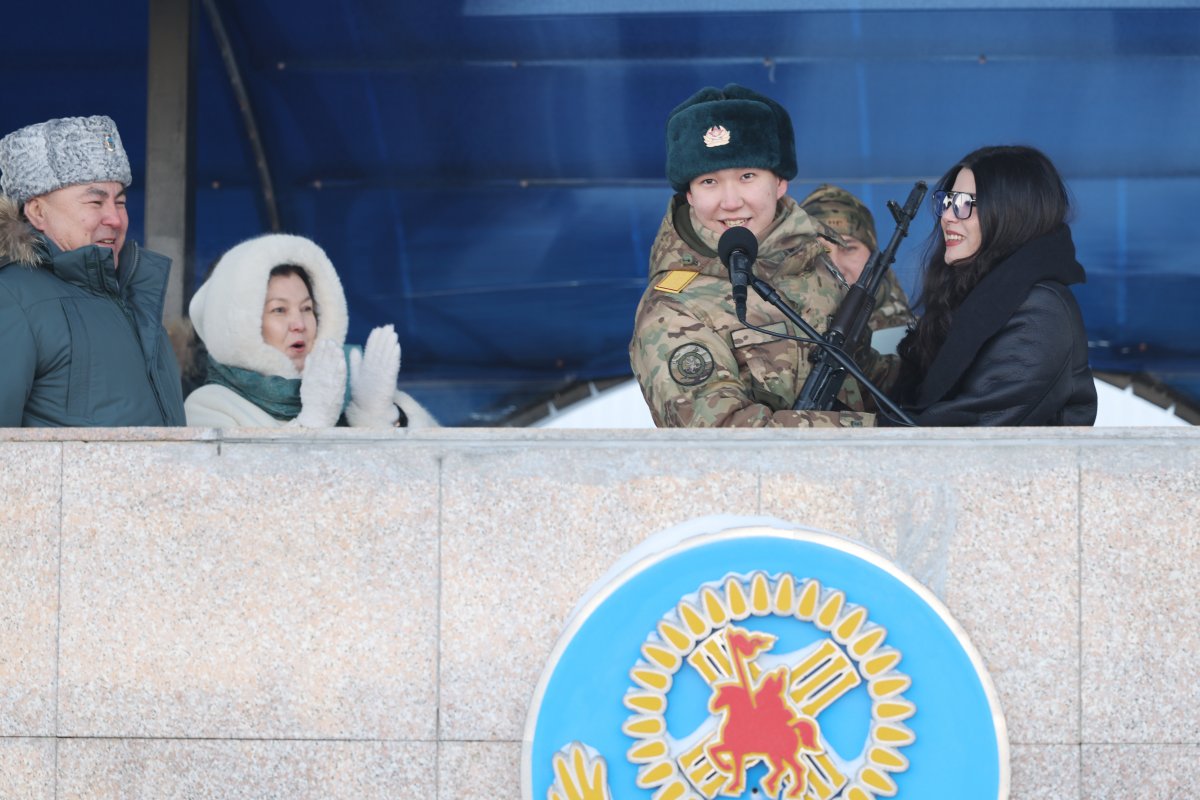 Гвардеец сделал предложение возлюбленной прямо во время принятия военной присяги в Астане