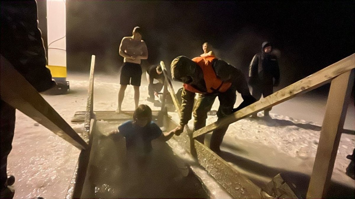Вопреки морозам: почти тысяча человек искупалась в Крещенскую ночь на водоемах ВКО