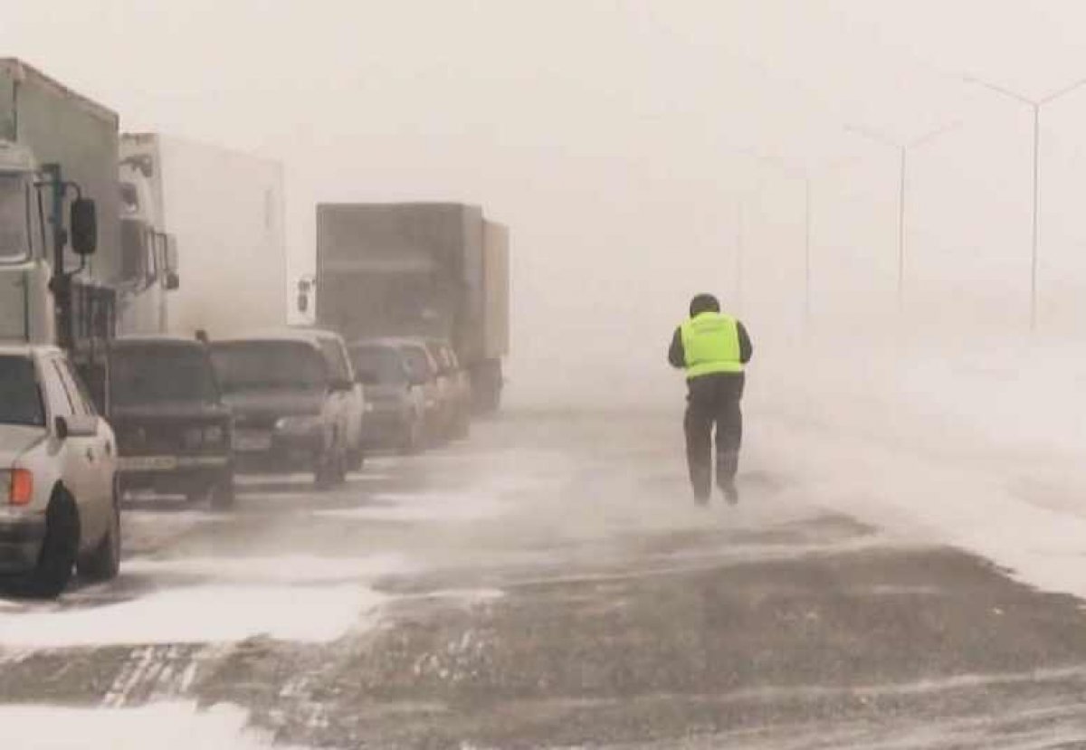 Грузовик врезался в ограждение терминала на трассе Астана – Щучинск