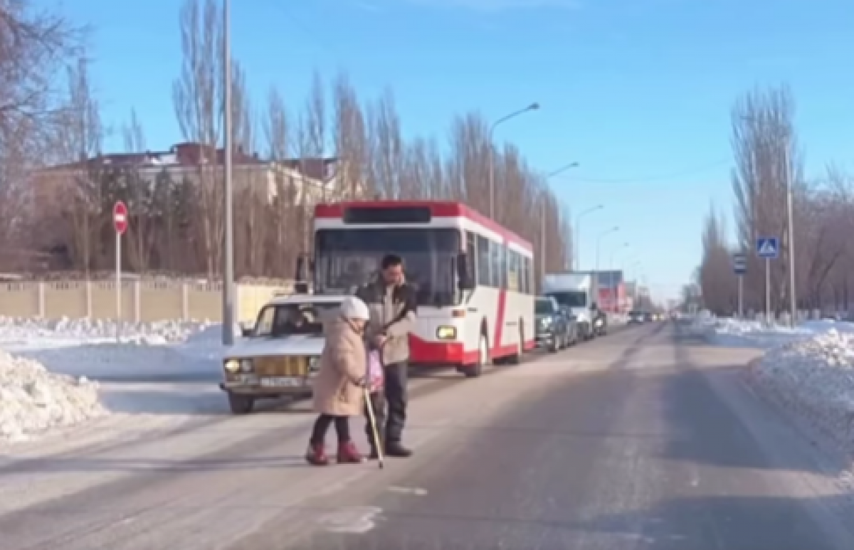 Поступок водителя на пешеходном переходе в Рудном вызвал отклик в Сети