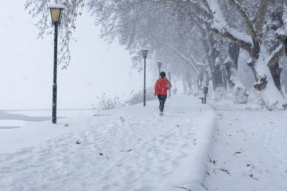 Каток под ногами: как казахстанцам пережить гололед и не попасть в травмпункт