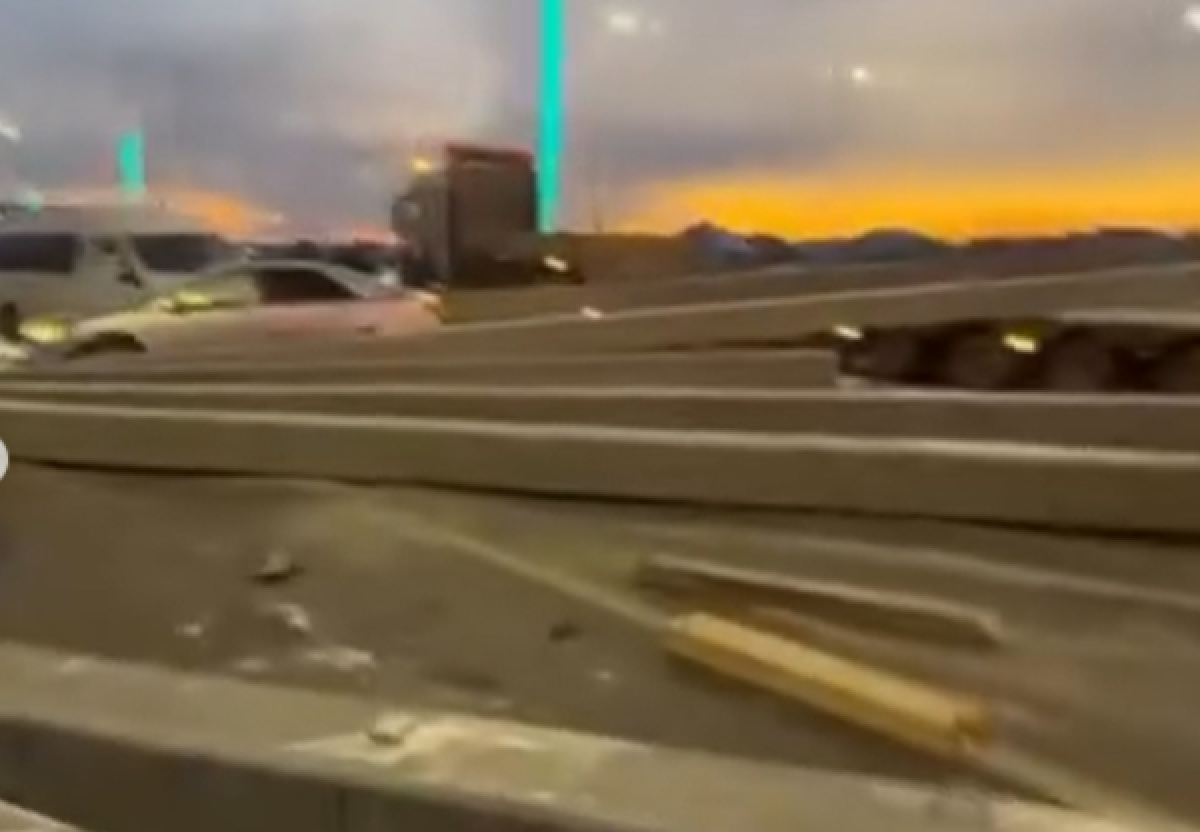 Бетонные опоры выпали с грузовика на трассе Атырау – Доссор (ВИДЕО)