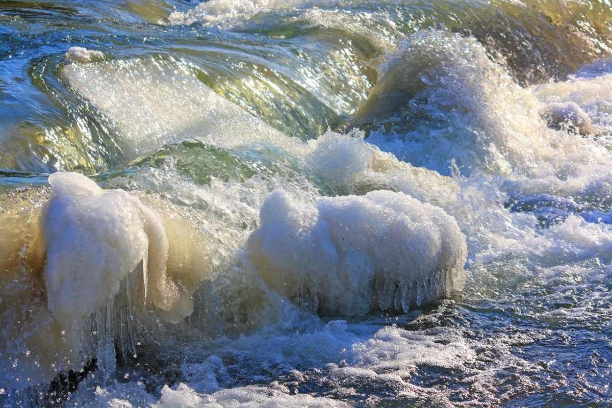 Водоледяной сель на реке Есентай угрожает жителям Алматы