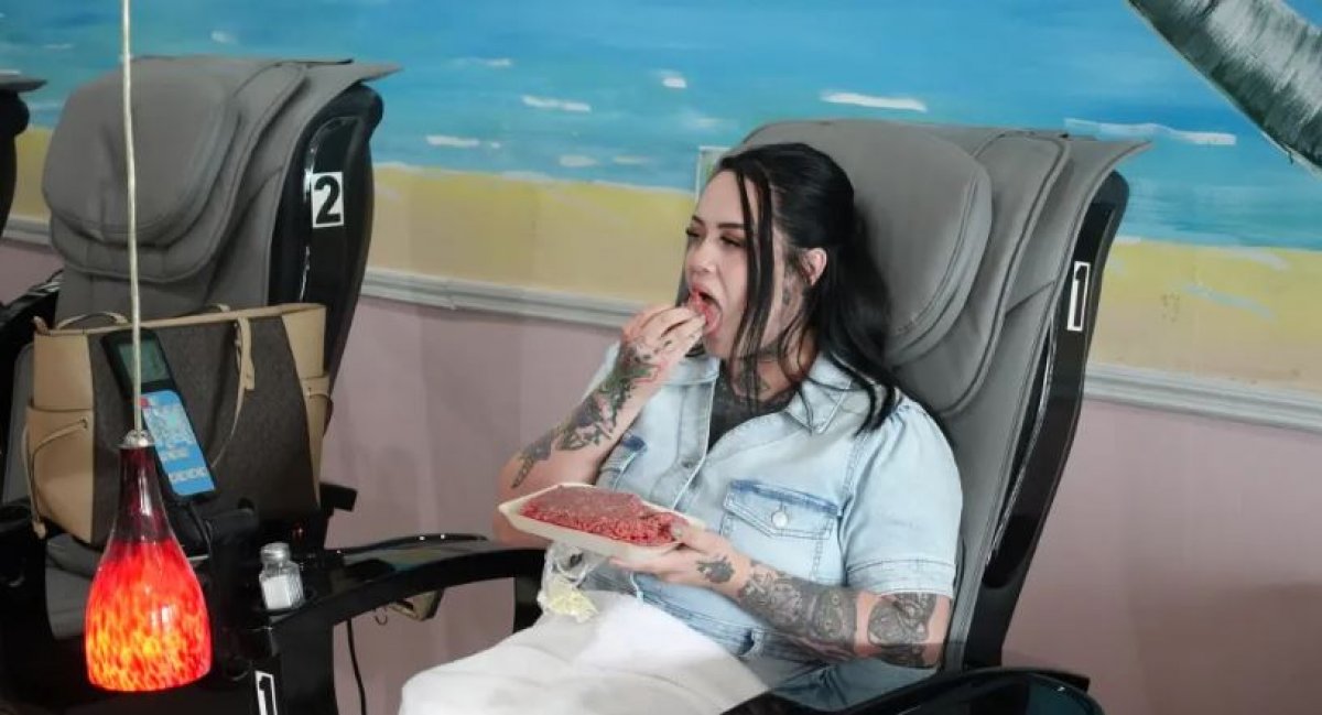 Женщина ест около килограмма сырого мяса в день