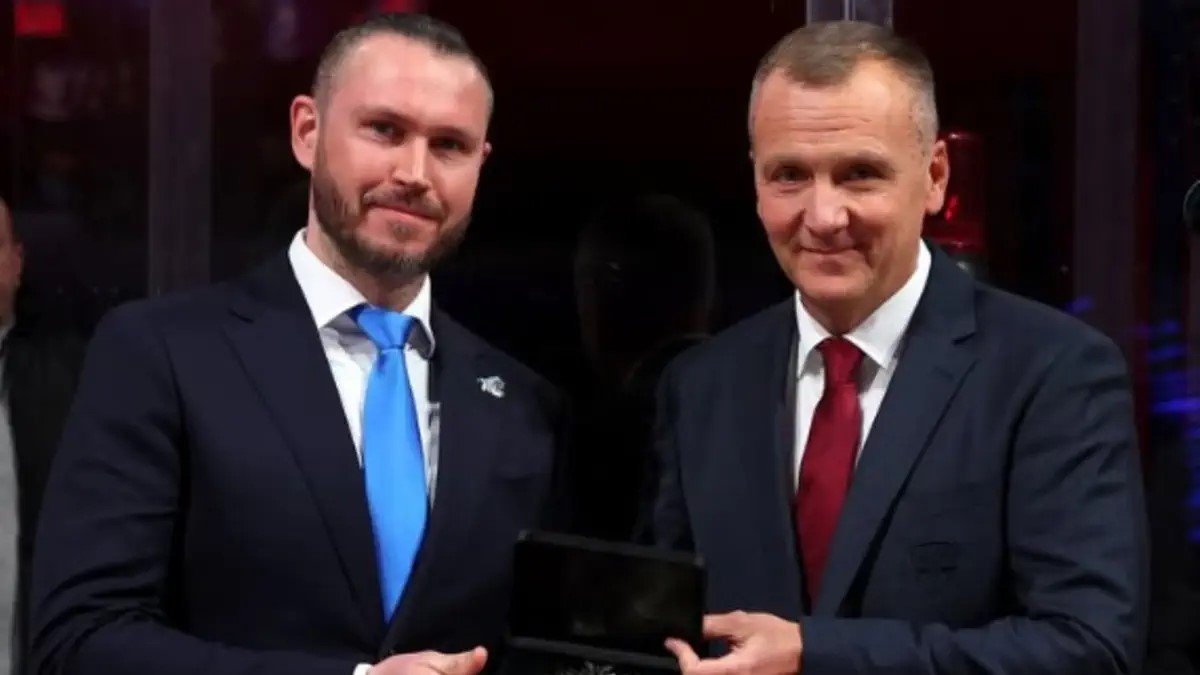 Тренер “Барыса” получил медаль от КХЛ