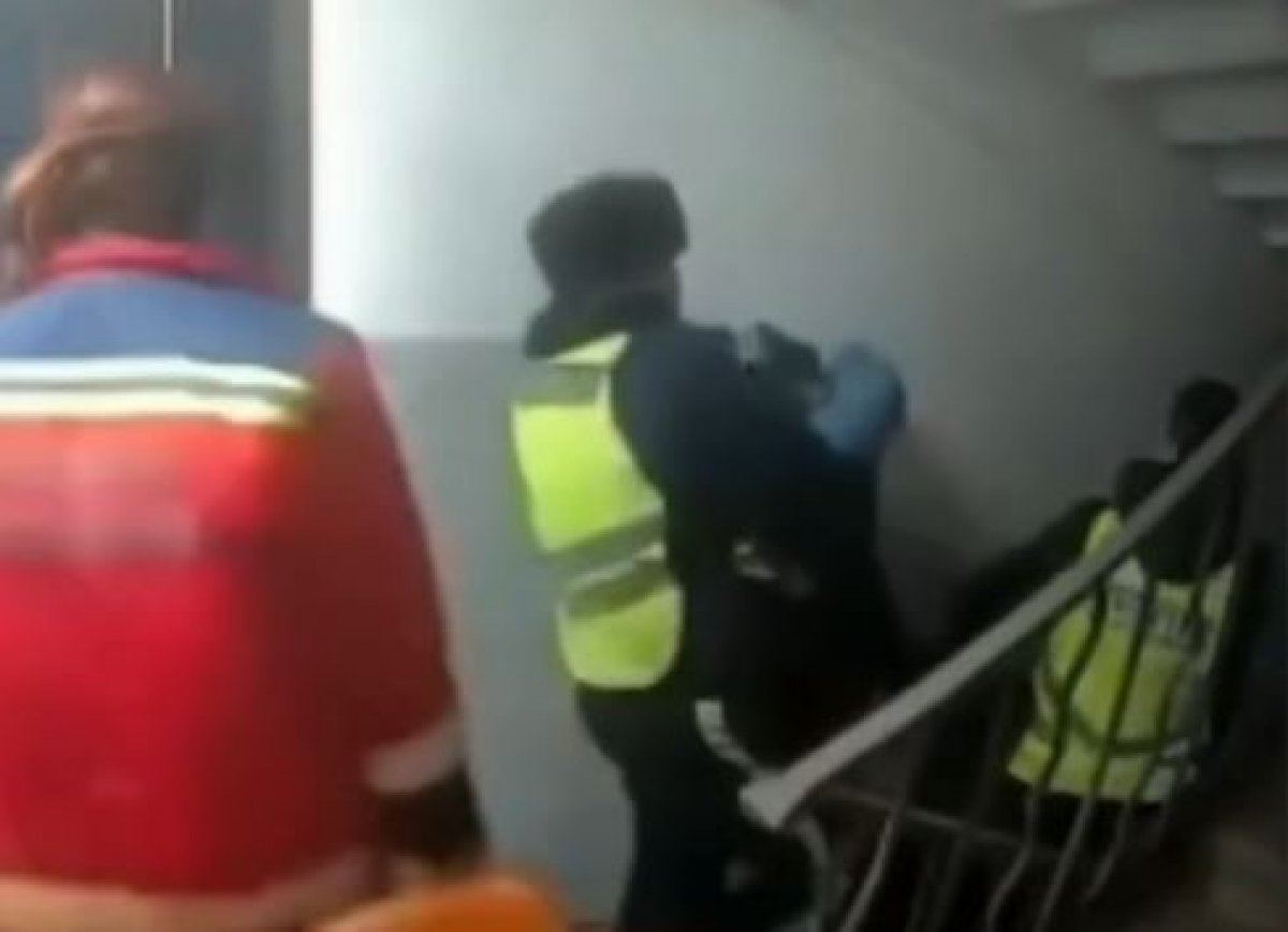 Пенсионерка ударила фельдшеров в Атырау (ВИДЕО)